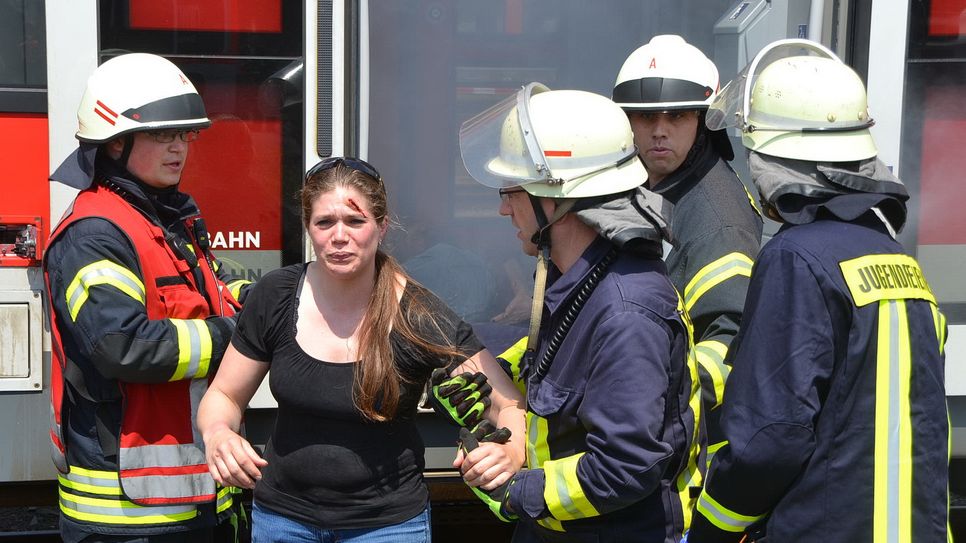 Rettungskräfte befreien eine Verletzte, die im Zug eingesperrt und in Panik geraten war. Foto: Cedric Arndt/pp/Agentur ProfiPress