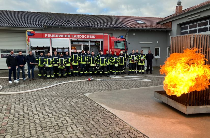 Bürgermeister Manuel Follmann (3. v. l.) und Westenergie-Kommunalmanager Christian Nathem (1. v. l.) machen sich ein Bild von der Schulung für Freiwillige Feuerwehrleute der VG Wittlich-Land