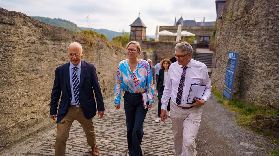 Staatssekretärin Simone Schneider bei ihrem Besuch der Marksburg in Braubach.