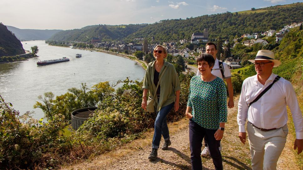 Buga-Beauftragte in Bewegung: Simone Schneider bei ihrer Wanderung auf dem Oelsberg-Kunstpfad in Oberwesel.