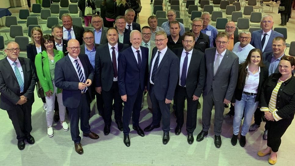 Der neue Vorstand und der Aufsichtsrat der Raiffeisenbank MEHR eG blicken erfreut der gemeinsamen Zukunft entgegen.