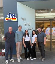 Hans Tilly, Norbert Ruschel (GF.Vorstand Silvesterlauf Trier) Yasemin Hassani, Alina Lomberg-Lui (dm drogerie-markt) Nico Klein (Vorstandsbeauftragter Silvesterlauf Trier)
