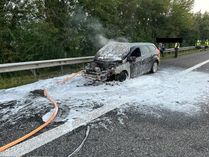 Dieser Ford Focus brannte am Morgen auf der A 48 völlig aus.