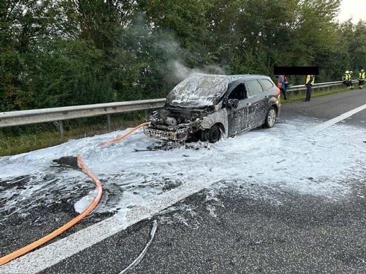 Dieser Ford Focus brannte am Morgen auf der A 48 völlig aus.