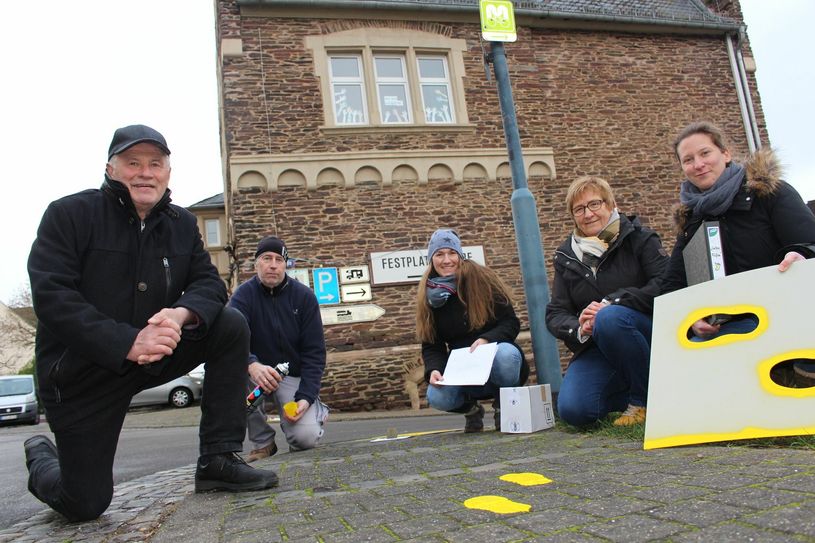 Von links: Pünderichs Ortsbürgermeister Rainer Nilles, Schulelternsprecher Andreas Feit, Katrin Weinbach (Elternbeirätin), Sigrid Himpler (Kindergarten Pünderich) und die Leiterin der Grundschule, Nicola Meurer.