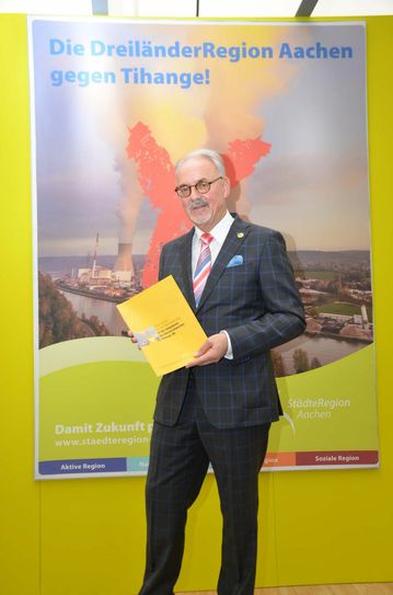 Städteregionsrat Helmut Etschenberg mit der druckfrischen Infobroschüre, dem Auftakt der Katastrophenschutzplanung.