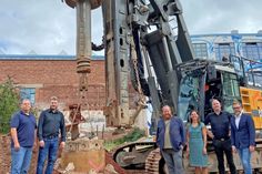 Ein Bild von den Bohrarbeiten auf dem Tufa-Gelände machen sich (v. l.): Michael Dilly (Amt für Stadtkultur und Denkmalschutz), Matthias Schmitt (Technischer Leiter Tufa), Kulturdezernent Markus Nöhl, Amtsleiterin Elvira Classen sowie Architekt Christian Reinert und Prokurist Dirk Eis (beide Stadtwerke).