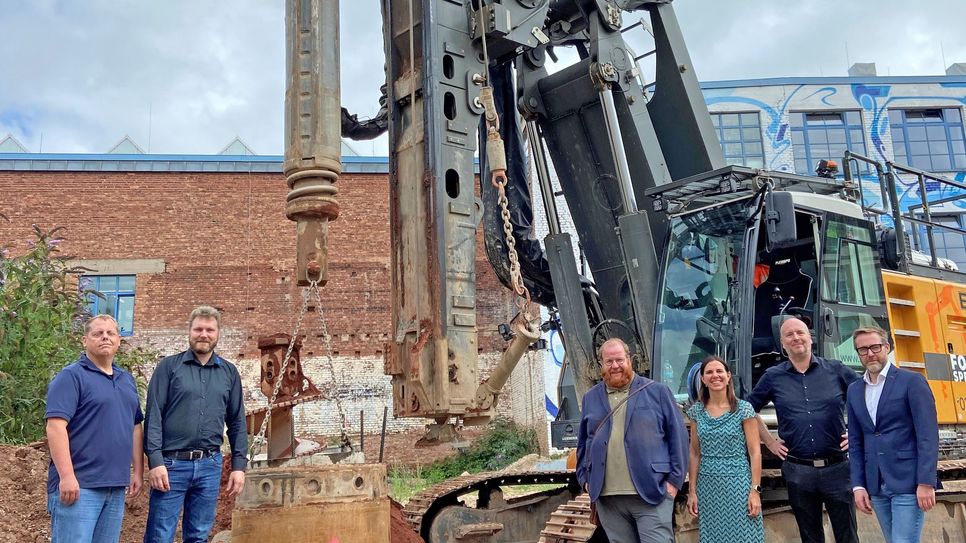 Ein Bild von den Bohrarbeiten auf dem Tufa-Gelände machen sich (v. l.): Michael Dilly (Amt für Stadtkultur und Denkmalschutz), Matthias Schmitt (Technischer Leiter Tufa), Kulturdezernent Markus Nöhl, Amtsleiterin Elvira Classen sowie Architekt Christian Reinert und Prokurist Dirk Eis (beide Stadtwerke).