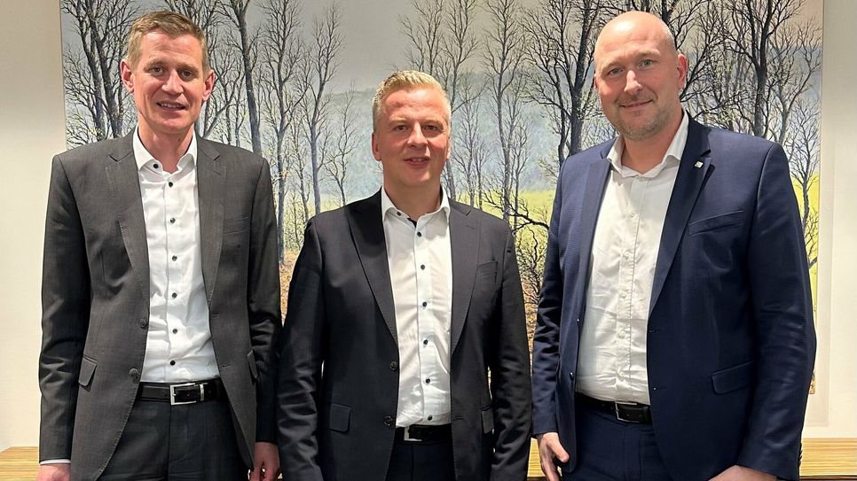 Landrat Andreas Kruppert (rechts) und Rainer Nickels (links), Vorsitzender des Vorstandes, gratulieren
Frank Propson zu seiner Bestellung als Vorstandsmitglied der Kreissparkasse Bitburg-Prüm