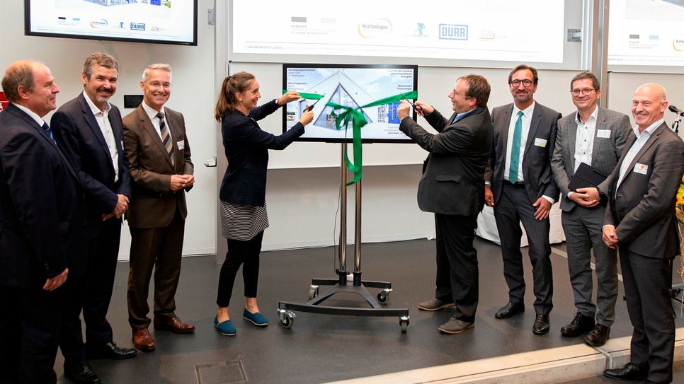 Jeanette Lemmes und Oliver Krischer schnitten das Band zur Eröffnung der multiTESS-Anlage durch - gemeinsam mit Vertretern der FH Aachen und der Partnerunternehmen.