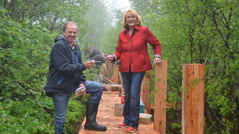 Der alte, marode Steg am Palsen im Venn bei Mützenich ist schon größtenteils abgebaut. Ein wesentlich massiverer und langlebigerer wird gerade neu erstellt. Das freut Mützenichs Ortsvorsteherin Jacqueline Huppertz und Udo Thorwesten von der Unteren Naturschutzbehörde der Städteregion, wenn er sich auch Kunststoff statt Lärche als Baumaterial gewünscht hätte. Foto: T. Förster