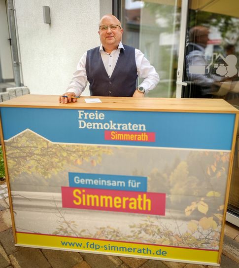 Ben Steinborn (FDP) will als Bürgermeister von Simmerath die Wirtschaft fördern und die Infrastruktur ausbauen, um die Gemeinde für Familien und Unternehmen attraktiver zu machen.