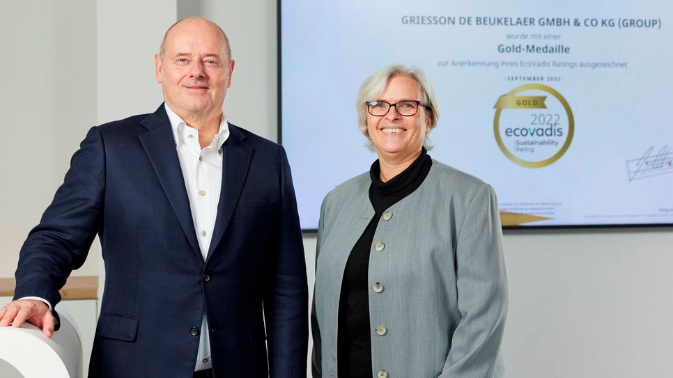 Dany Schmidt, Geschäftsführer für Marketing, Vertrieb und Innovation bei GdB, und Dr. Anja Ibach, Nachhaltigkeitskoordinatorin bei GdB, freuen sich über die Auszeichnung.