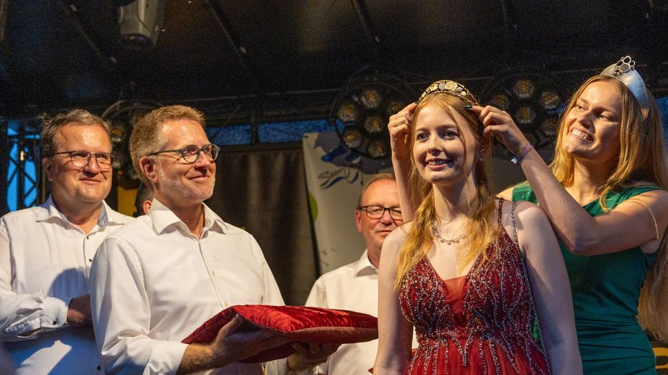 Krönung der Saar-Obermosel-Weinhoheit Vanessa Kleutsch durch die Moselweinkönigin Marie-Sophie Schwarz mit Stadtbürgermeister Andreas Reymann.