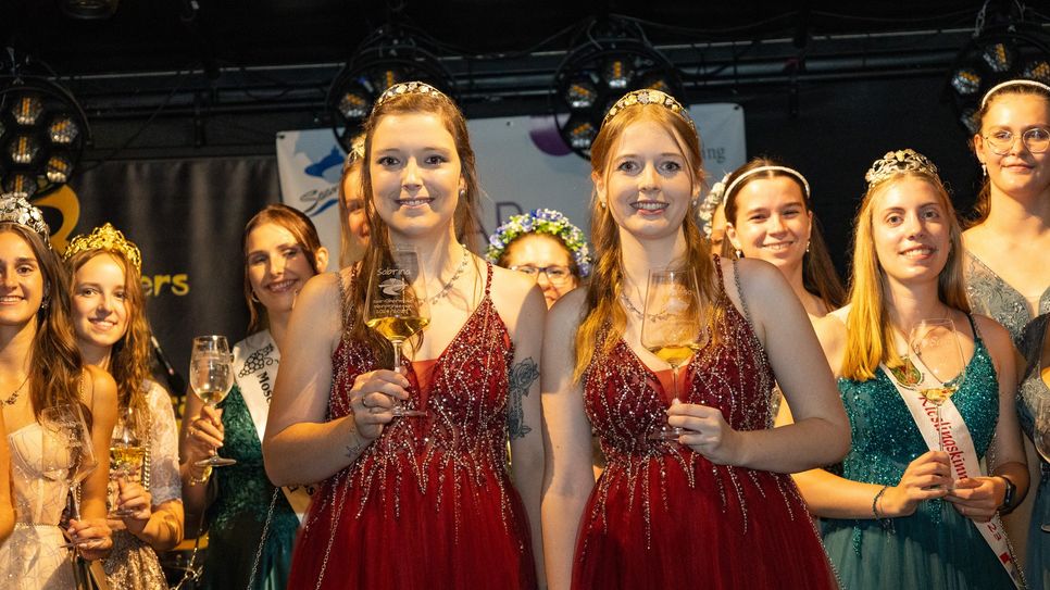 Die neue Saar-Obermosel-Weinprinzessin Sabrina Strupp und die neue Saar-Obermosel-Weinkönigin Vanessa Kleutsch (rechts)