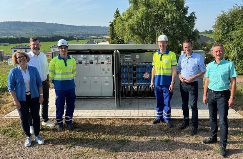 Wie das Stromnetz smarter wird, verdeutlich der Verteilnetzbetreiber Westnetz durch die Errichtung intelligenter Ortsnetzstationen wie hier in Altrich. Das Foto zeigt (v. l.): Sylvia Stoffel-Leuchter, Christian Nathem, Michael Schneider, Stefan Ameling, Manuel Follmann sowie Marco Felten.