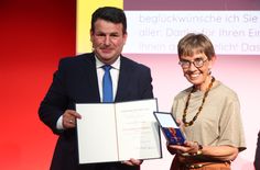 Bundesminister Hubertus Heil mit Gundel Gercke-Stolzenbach bei der Übergabe des Verdienstordens für soziales Engagement in Berlin