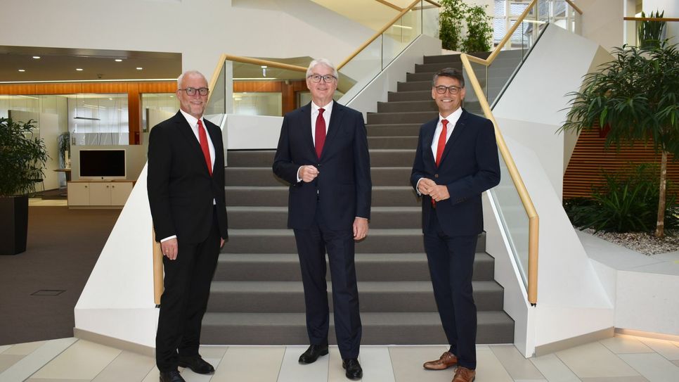 Klaus Wende (Mitte) tritt zum Jahreswechsel den Ruhestand an. Klaus Adams (rechts) unterstützt dann Wolfgang Nass im Vorstand. (Foto: Leah Rosenbach)