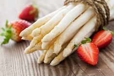 Perfekt für den Frühling: Spargel und Erdbeeren sind eine tolle Kombination