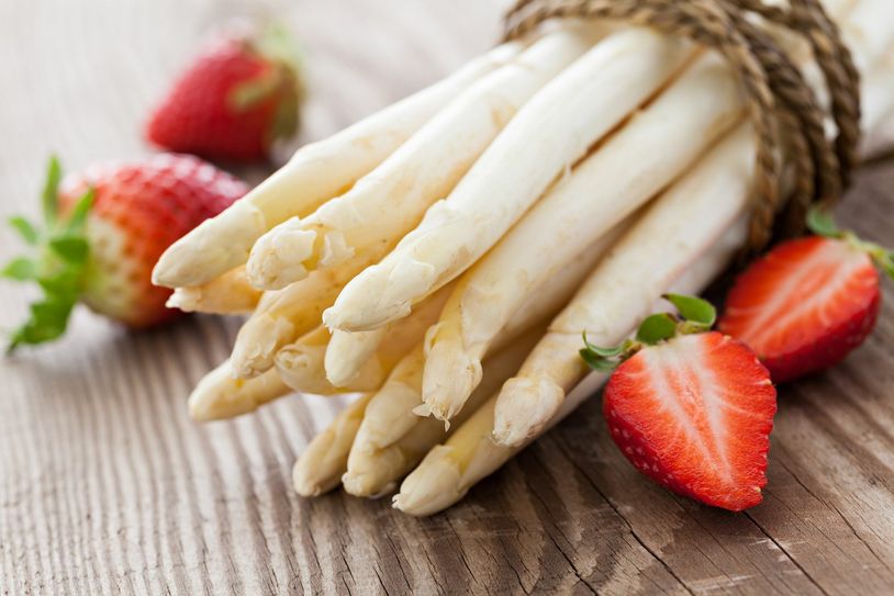 Perfekt für den Frühling: Spargel und Erdbeeren sind eine tolle Kombination