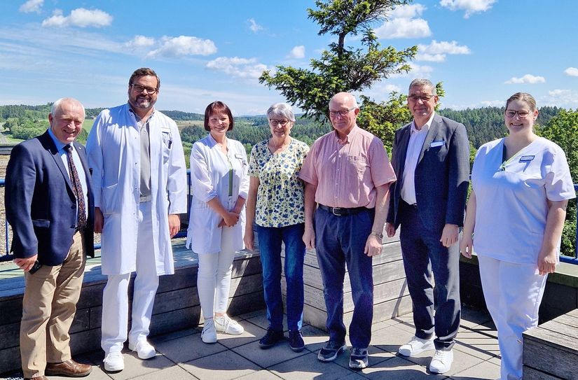 v.l.n.r.: Aloysius Söhngen, Dr. med. Christian Elsen, Dr. med. Bettina Dunkel, Ehepaar Annemie und Willi Thielen, Geschäftsführer Michael Wilke und Stationsleitung Sr. Karolin Allar