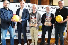 V.l.n.r.: Elmar Seiwert (JFV Bitburg), Nico Steinbach (Schirmherr), Guido Cantz (Lotto-Elf), Hermann-Josef Ganser (Lotto-Elf Koordinator) und Thorsten Hauer (Leiter Haus der Jugend) freuen sich auf das Benefizspiel am 26. September in Bitburg zugunsten der Arbeit im Haus der Jugend.