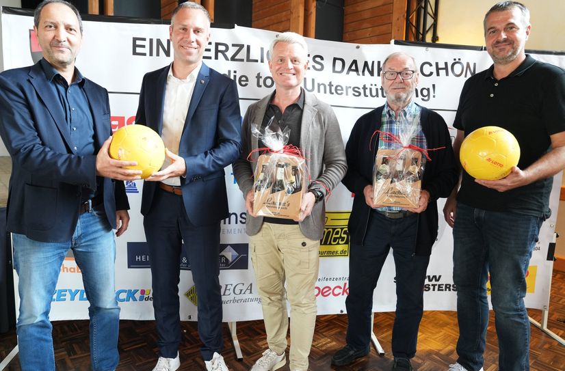 V.l.n.r.: Elmar Seiwert (JFV Bitburg), Nico Steinbach (Schirmherr), Guido Cantz (Lotto-Elf), Hermann-Josef Ganser (Lotto-Elf Koordinator) und Thorsten Hauer (Leiter Haus der Jugend) freuen sich auf das Benefizspiel am 26. September in Bitburg zugunsten der Arbeit im Haus der Jugend.