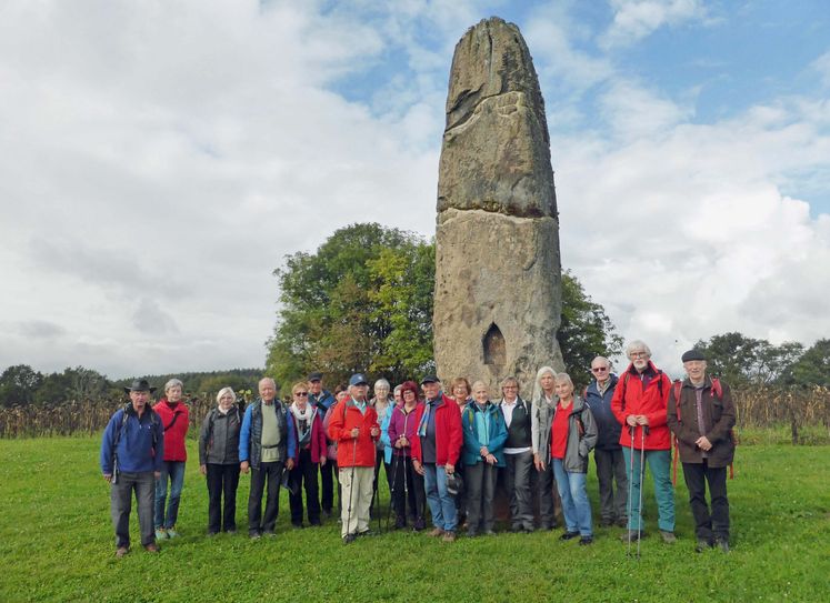 Die Wandergruppe vor dem Gollstein bei Blieskastel.