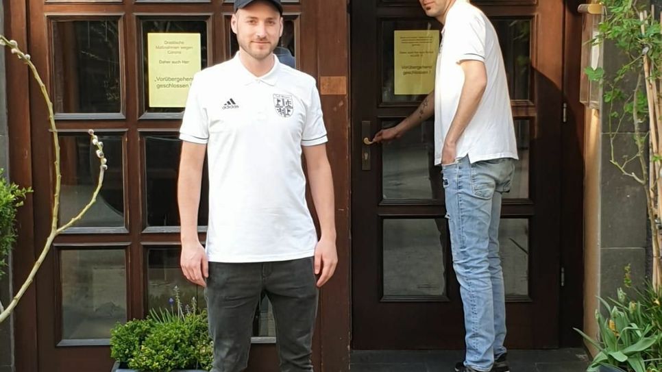 Markus Dötsch (l.) und Andre Groß vor der verschlossenen Kneipentür. Foto: TuS II