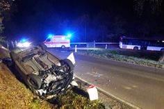 Zu einem schweren Verkehrsunfall kam es am Donnerstagabend gegen 19.45 Uhr auf der Kreisstraße 43 im Kreuzungsbereich der K 44 zwischen Lampaden und Heddert. Aus bislang ungeklärten Gründen stieß dort ein Linienbus mit einem PKW frontal zusammen.  Dabei überschlug sich das Auto und kam im Straßengraben auf dem Dach zum liegen. Foto: Agentur Siko