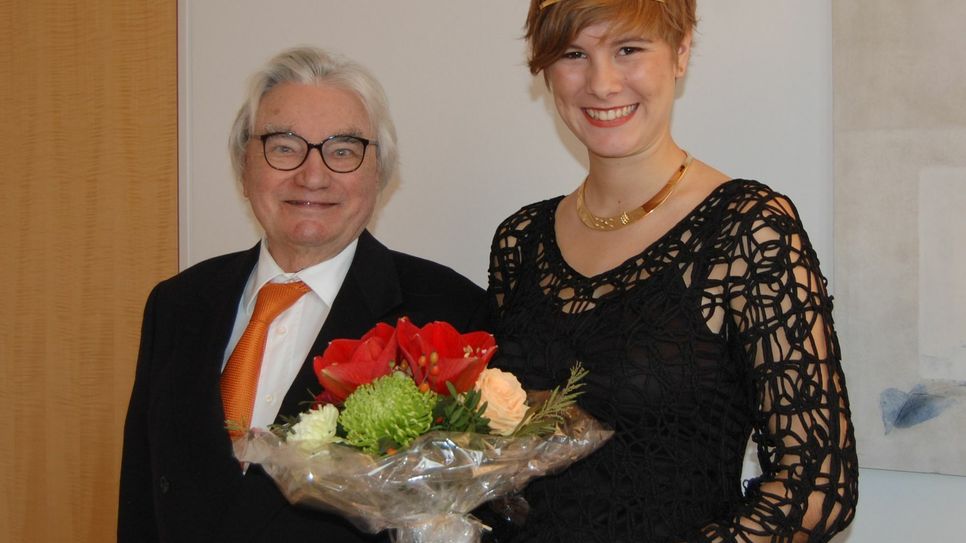 Die neue Deutsche Weinkönigin Josefine Schlumberger (rechts) und Stifter Herbert Reh (links). Foto: Wiesner