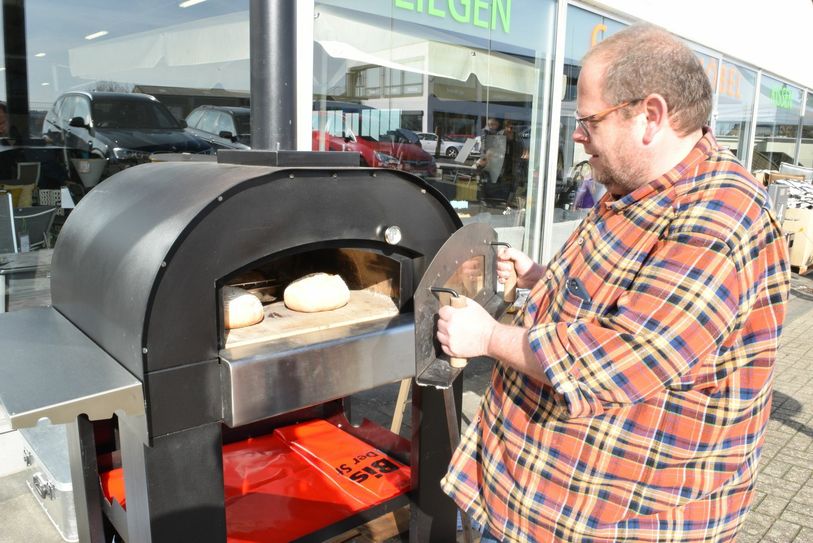 Mario Fergen (Marios Holzbackofen) demonstrierte die Funktionsweise seines Holzbackofens – inklusive kleiner Kostproben.