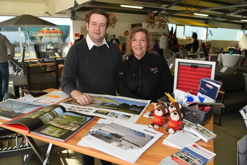 Mario und Elke Herzog präsentierten an einem Messestand Leistungen und Produkte des Nideggener Unternehmens Herzog Sonnenschutz-Technik.