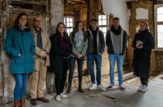 Wie dem evangelischen Gemeindehaus in Monschau neues Leben eingehaucht werden kann, darüber berät Pfarrer Jens-Peter Bentzin mit Bürgermeisterin Dr. Carmen Krämer und Architekturstudenten der FH Aachen.  Foto: Thore Frenken