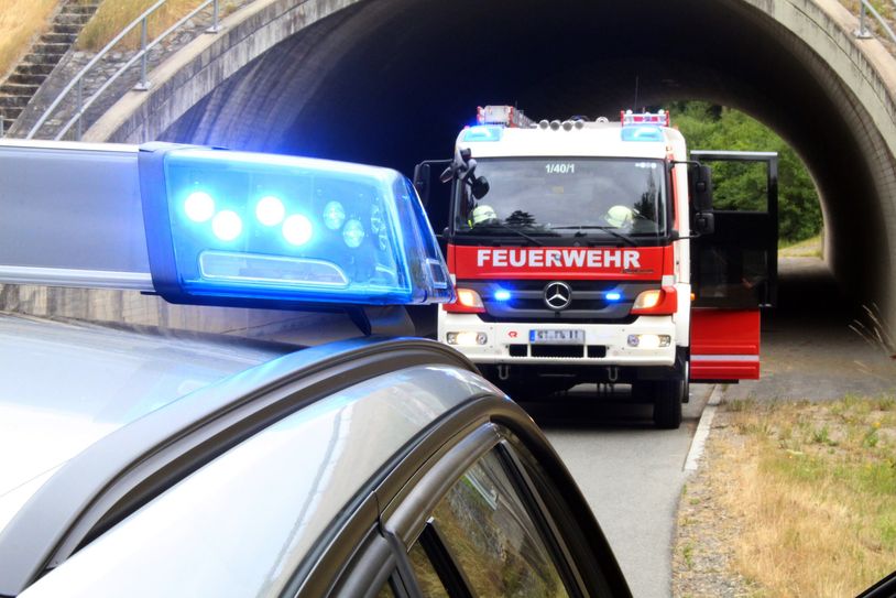 Neben zwei Streifen der Polizeiinspektion Idar-Oberstein befanden sich der DRK Rettungsdienst, die ADAC-Luftrettung, die Freiwillige Feuerwehr der VG Herrstein-Rhaunen, sowie die Straßenmeisterei Birkenfeld im Einsatz. (Symbolfoto).