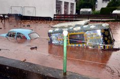 Buchstäblich abgesoffen ist dieses VW-Käfer-Wohnwagen-Gespann im Straßenzug "Um die Weiher" in Bleibuir. Dort trat der Schliebach über die Ufer. Der im Volksmund "Quaibach" genannte Wasserlauf führt die meiste Zeit des Jahres kaum Wasser, hat aber im Bereich Wielspütz/Voißel/Wallenthaler Höhe ein Riesen-Einzugsgebiet. Foto: Sarah Winter/pp/Agentur ProfiPress