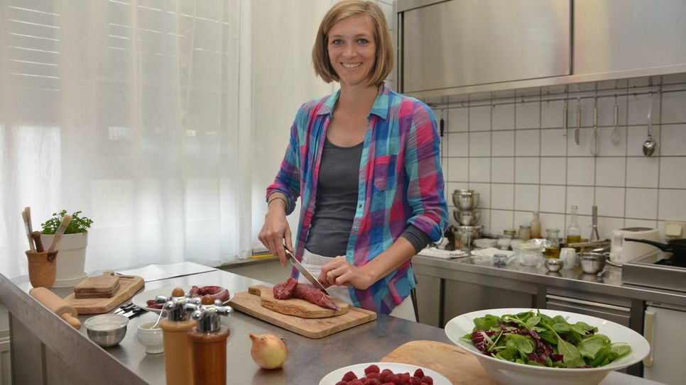 Katja Scheidtweiler gibt in der Küche des Wildpark-Cafés alles, um die Landfrauen zu überzeugen.