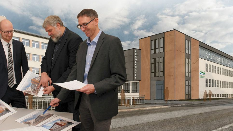 Bürgermeister Ingo Pfennings (v.li.), JSG-Schulleiter Georg Jöbkes und der Erste Beigeordnete Marcel Wolter präsentierten die Planungen, wie es künftig im und rund um das Johannes-Sturmius-Gymnasium aussehen soll.  Planungsskizze: Architekturbüro Holdenried/Foto und Montage: Nielen