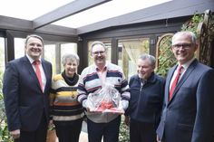 Sie trafen sich in Kommern (v.li.): Der Vorstandsvorsitzende der Kreissparkasse Euskirchen, Udo Becker, Ute, Uwe und Toni Reder sowie KSK-Vorstandsmitglied Holger Glück.  mn-Foto