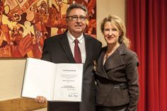 Staatsekretärin Heike Raab überreichte Matthias Müller die Verdienstmedaille des Landes.