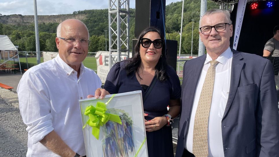 Landrat Dr. Alexander Saftig gratuliert Ralph Münzel, 1. Vorsitzender, und Nadyne E-Ezzi, 2. Vorsitzende, zur erfolgreichen Umsetzung des Projektes.e,