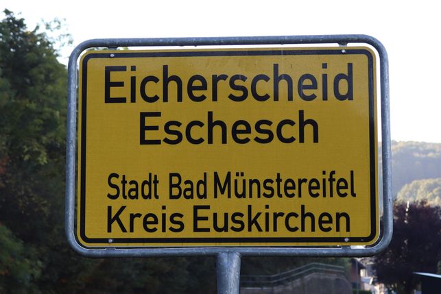 In Eicherscheid steht die erste Ortstafel im Bad Münstereifel Stadtgebiet, auf der der Ortsname auch auf Eifeler Platt zu lesen ist.