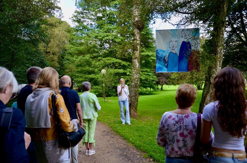 Bei der Eröffnung des zweiten Ausstellungsabschnitts der Open-Air-Galerie im Schleidpark freuten sich die Beteiligten, die rund 30 Bilder – im Foto ist eines von Monika Franken zu sehen – nochmals vor anderer Kulisse präsentieren zu können. Diese Freude ist jetzt in Ärger umgeschlagen: Unbekannte haben 14 Bilder gestohlen.