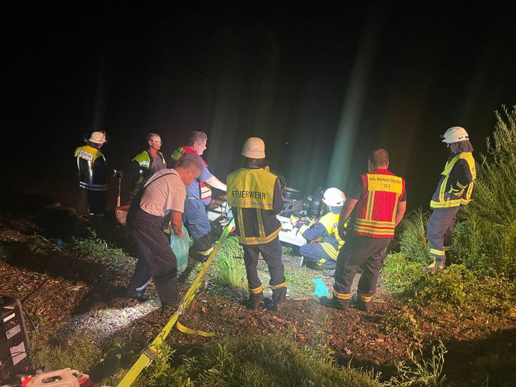 Feuerwehreinsatz zur Stunde in Ediger-Eller. Dort stürzte ein Wohnanhänger durch den Sturm in die Mosel.