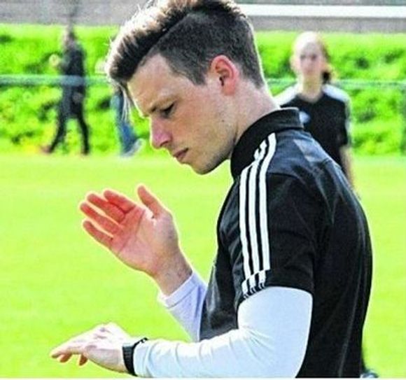 Die Leidenschaft von Sandro Bergs gilt dem Fußball. Frühe aktiver Kicker steht er seit einigen Jahren am Spielfeldrand. Mit frisch erworbener A-Lizenz will er die »schönste Neebnsache der welt« in der Nordeifel vorantreiben. Fotos: fupa