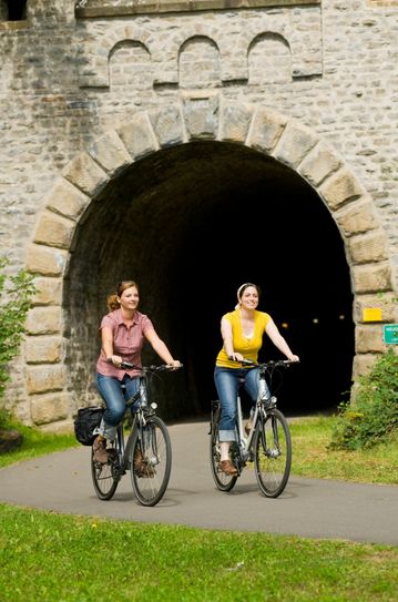 Genussradeln: Der jüngst ausgezeichnete Venn-EIfel-Mosel-Radweg besitzt nur eine  geringe Steigung. Er verläuft zum großen Teil auf alten Bahntrassen. Foto: D. Ketz