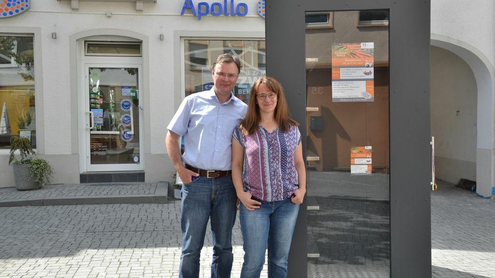 Groß, grau und mitten auf dem Petersplatz. Volker und Nadia van Boxem finden den neuen Bücherschrank deplaziert. Foto: Urban