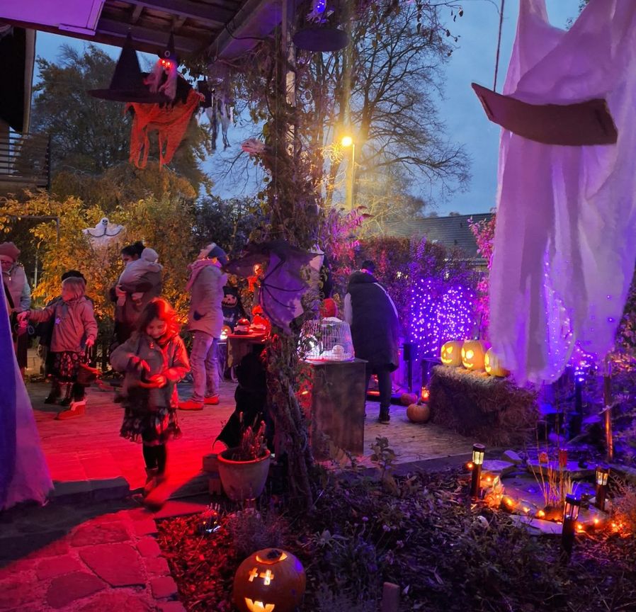 Der Vorgarten der Familie Kratz-Handke in der Schulstraße in Imgenbroich wird zum schaurigen Halloween-Schauplatz.