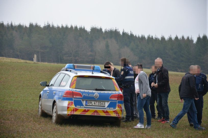 Zugriff am Waldrand: 119 Minuten nach der Tat schnappte die Polizei den mutmaßlichen Bankräuber. Ein Kripobeamter sicherte die Schuhe des mutmaßlichen Tatverdächtigen (Foto unten).                                                     Fotos & Video: Zender / Thielen