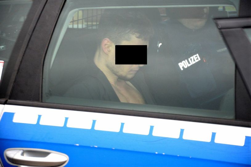 Zugriff am Waldrand: 119 Minuten nach der Tat schnappte die Polizei den mutmaßlichen Bankräuber. Ein Kripobeamter sicherte die Schuhe des mutmaßlichen Tatverdächtigen (Foto unten).                                                     Fotos & Video: Zender / Thielen